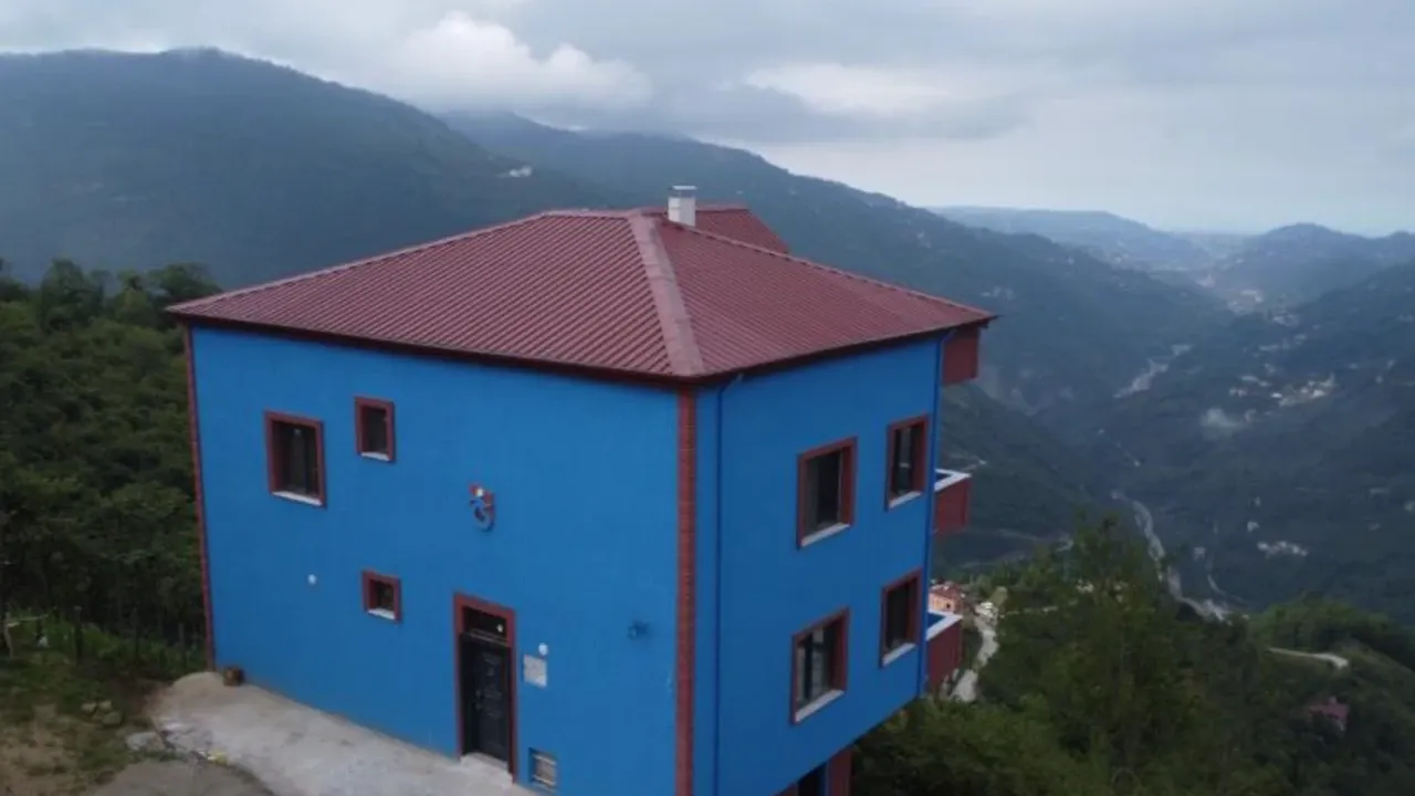 Trabzonspor Aşkı Sınır Tanımadı! Köy Bordo Maviye Boyandı!