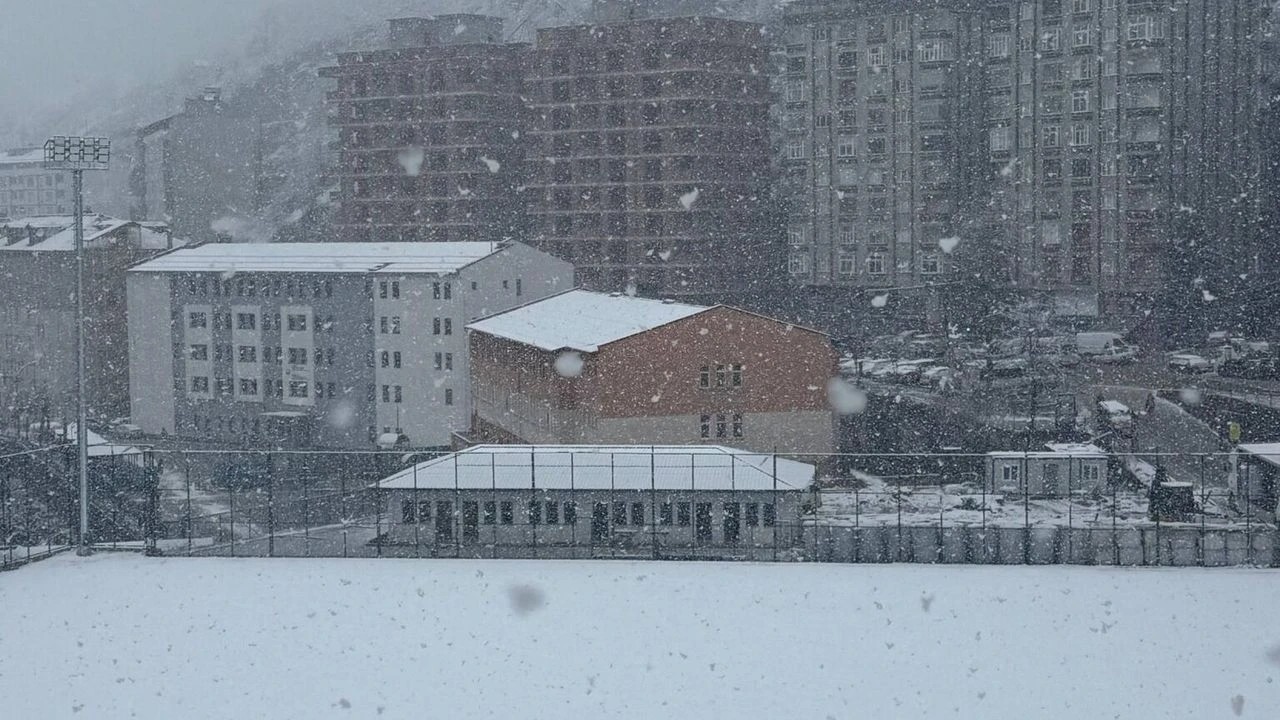 Maçka Beyaza Büründü: Beklenen Kar Sürprizi