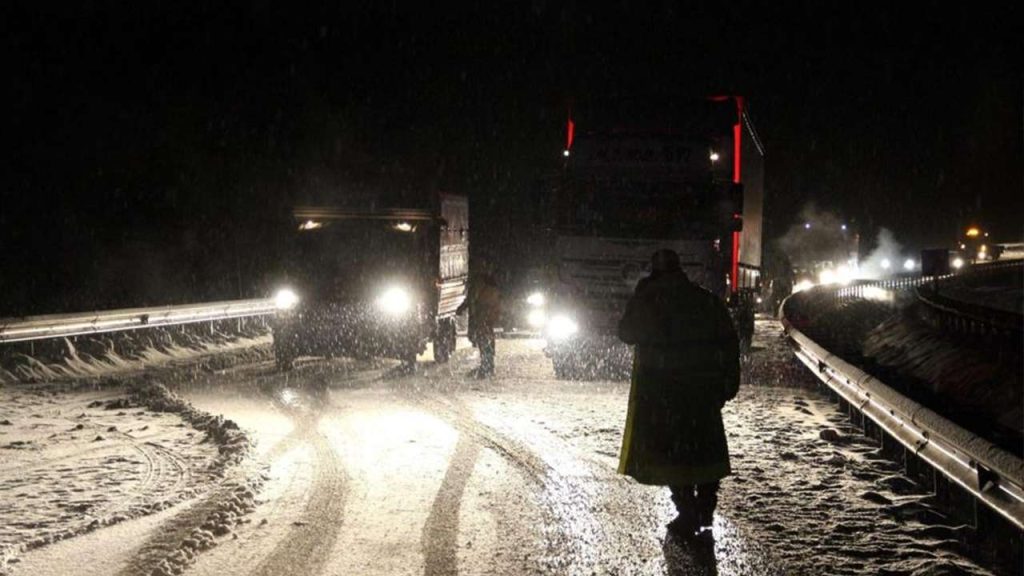 Kop Dağı’nda kar geçit vermedi: Bayram dönüşü sürücüler yolda kaldı