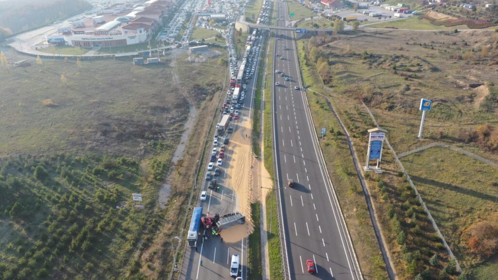 Anadolu Otoyolu’nun Kocaeli kesiminde bariyere çarpan tır ulaşımı aksattı