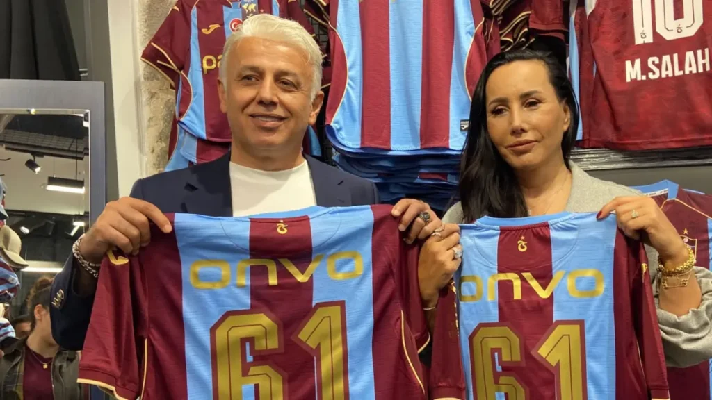 Asena’dan Trabzonspor’a 61 forma desteği: “Şampiyon olursak 161 forma alacağım” Asena’dan Trabzonspor’a 61 forma desteği: “Şampiyon olursak 161 forma alacağım”