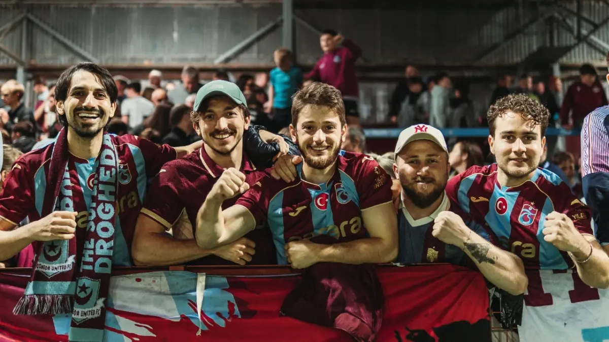 drogheda-uniteddan-trabzonspor-taraftarlarina-ovgu-harika-bir-goruntu-1