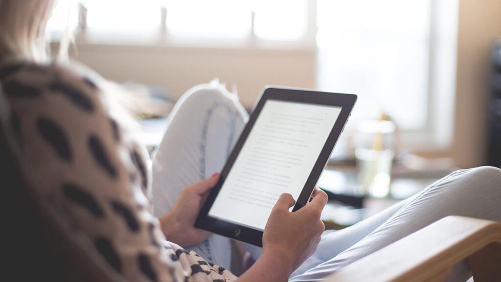 Singapur’da ‘doomscrolling’ ile mücadele için kitap okuyanlara para ödenecek