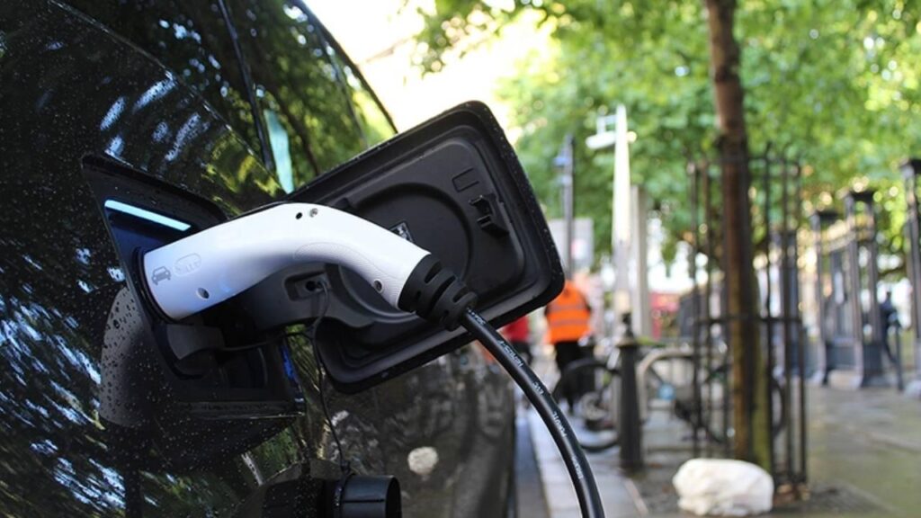 Araştırmacılar daha iyi elektrikli araç bataryaları üretmek için çip üretim teknolojisinden yararlanıyor