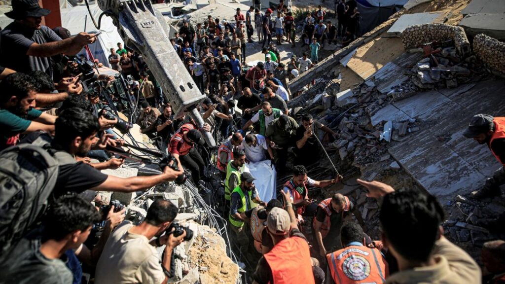 Gazze’de işgalci İsrail’in saldırılarında hasar gören binanın çökmesi sonucu ölenlerin sayısı 21’e çıktı