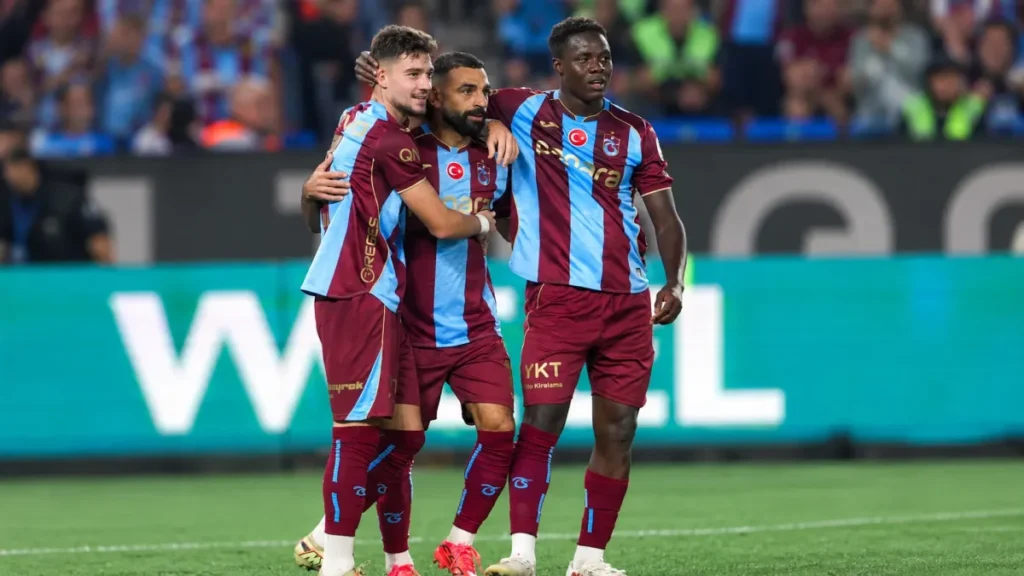 Krallar sahneye çıktı! Trabzonspor farka koştu Krallar sahneye çıktı! Trabzonspor farka koştu