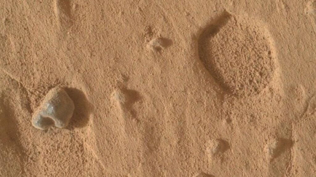 NASA Mars’ta gizemli delikler buldu