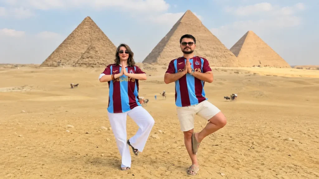 Mısır’da Trabzonspor sevgisi! Piramitlerde poz verdiler Mısır’da Trabzonspor sevgisi! Piramitlerde poz verdiler