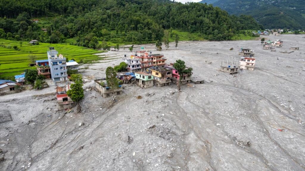 Nepal’deki selin ardından tünelde 9 gün mahsur kalan 2 işçi kurtarıldı