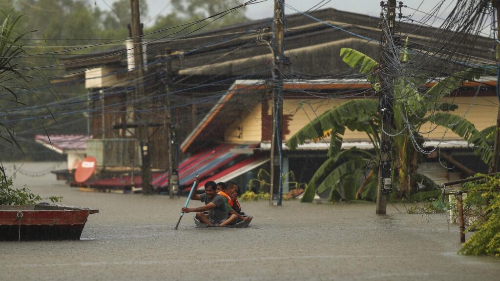 Tayland’ın başkenti Bangkok’ta sel 700 bin kişiyi etkiledi