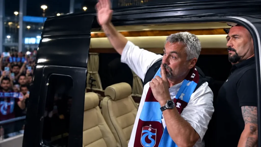 Thomas Reis Trabzonspor atkısını taktı, taraftarlarla üçlü çektirdi Thomas Reis Trabzonspor atkısını taktı, taraftarlarla üçlü çektirdi