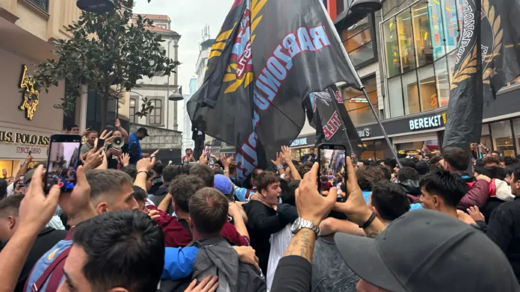 Trabzon’da Galatasaray maçı öncesi büyük coşku! Taraftar meydanı doldurdu Trabzon’da Galatasaray maçı öncesi büyük coşku! Taraftar meydanı doldurdu