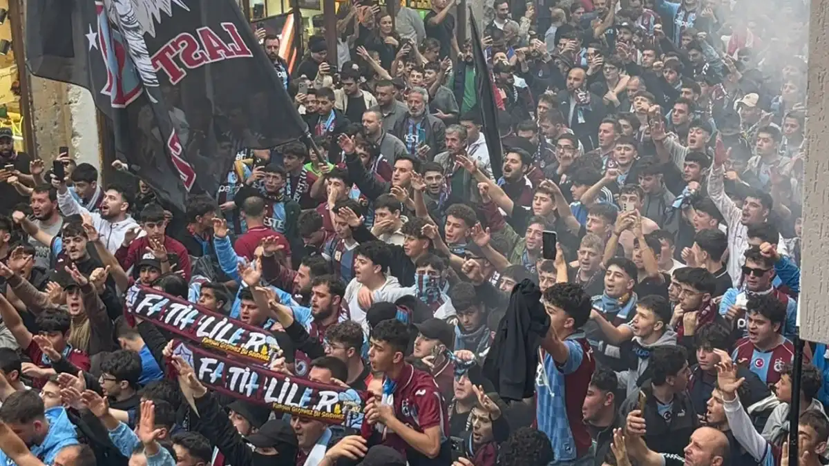 trabzonda-galatasaray-maci-oncesi-buyuk-cosku-taraftar-meydani-doldurdu-3