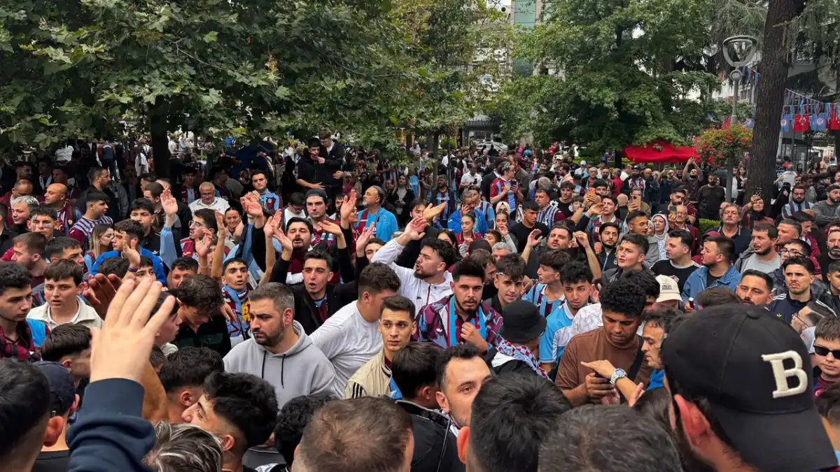 trabzonda-galatasaray-maci-oncesi-buyuk-cosku-taraftar-meydani-doldurdu-4