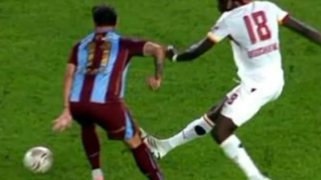 Trabzonspor maçındaki pozisyon gündem oldu: “Direkt kırmızı kart”