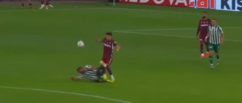 Trabzonspor’da kırmızı kart tepkisi “Ayağının kırılması mı lazımdı”