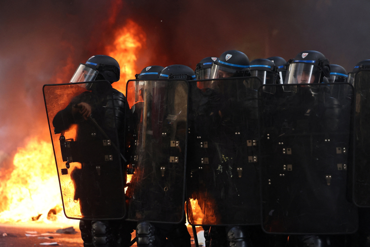 2026-10-06t175447z_1490121415_rc2qxnaa1arh_rtrmadp_3_france-protest Fransa'da çatışmalar hız kesmeden devam ediyor