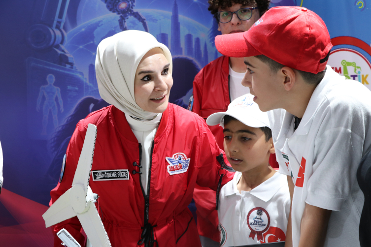 aa-20261003-42641113-42641112-aile_ve_sosyal_hizmetler_bakani_goktas_teknofest_guneydoguyu_ziyaret_etti Bakan Göktaş: Çocuklarımızın üreten bireyler olmasını çok önemsiyoruz