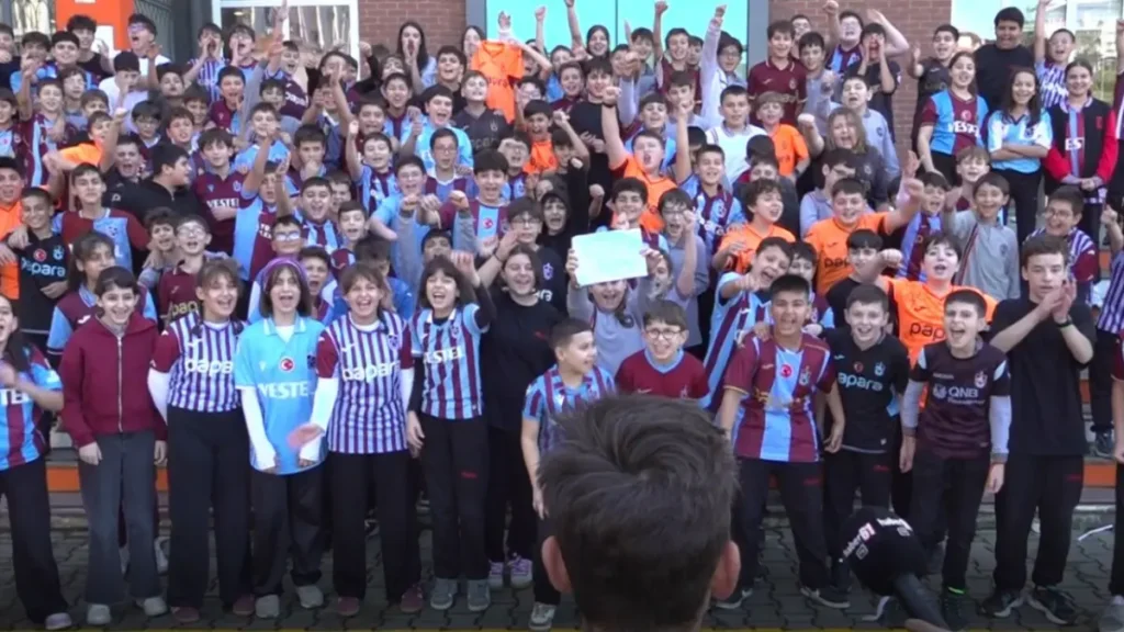Trabzonspor coşkusu okul koridorlarına taştı! Öğrenciler formalarıyla ders başı yaptı Trabzonspor coşkusu okul koridorlarına taştı! Öğrenciler formalarıyla ders başı yaptı