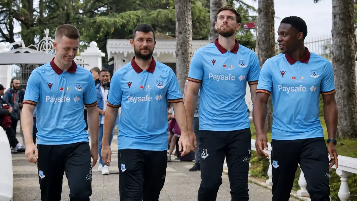 trabzonspor-macina-ozel-forma-her-detayinda-asirlik-dostluk-var-106abe2dbfdd252-1 Trabzonspor maçına özel forma! Her detayında asırlık dostluk var